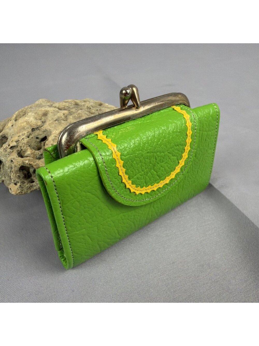 VTG Princess Gardner Lime Green Rickrack Leather Wallet Coin Purse Kiss Lock 60s